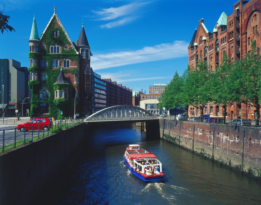 HAMBURG Mesto na severu Nemčije spada med največja pristaniška mesta na svetu (1,75 milijona prebivalcev). Skoraj nujno si morate ogledati …