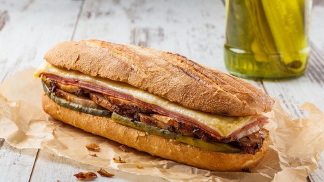 Najbolj priljubljen sendvič v ZDA - slastni "kubanec". Razvajajte otroke med šolo na domu