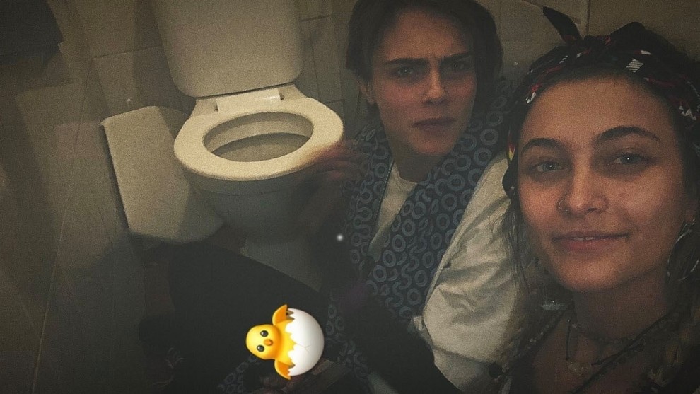 Manekenki Cara Delevingne (28 let) in Paris Jackson (22 let), hčerka kralja popa Michaela Jacksona.