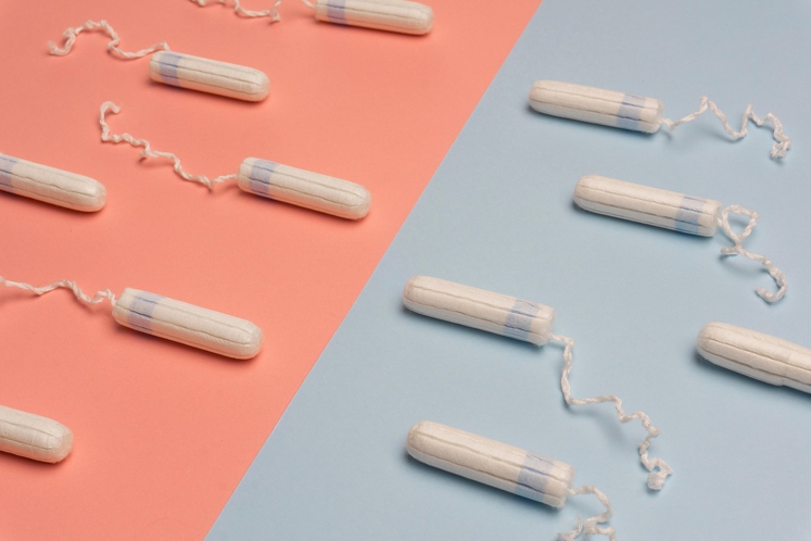 IZBERITE NARAVNE IZDELKE Produkti, namenjeni menstruaciji, nam ne morejo škodovati, ali pač? V resnici morate dobro prebrati, kaj piše na …