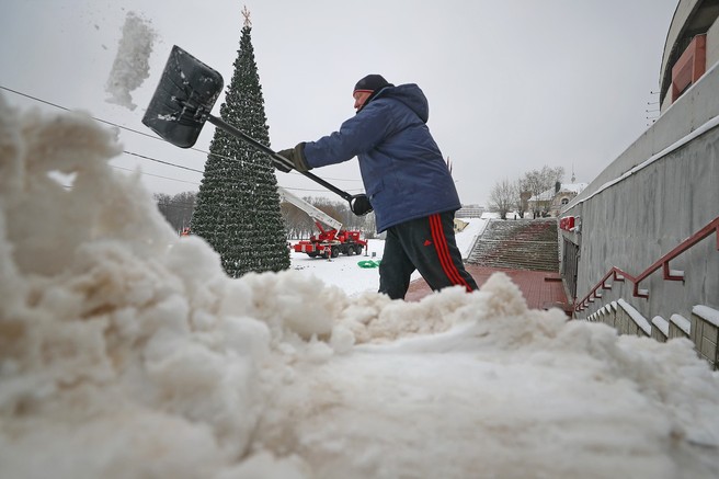 6 napak, ki jih zelo verjetno počnete med kidanjem snega