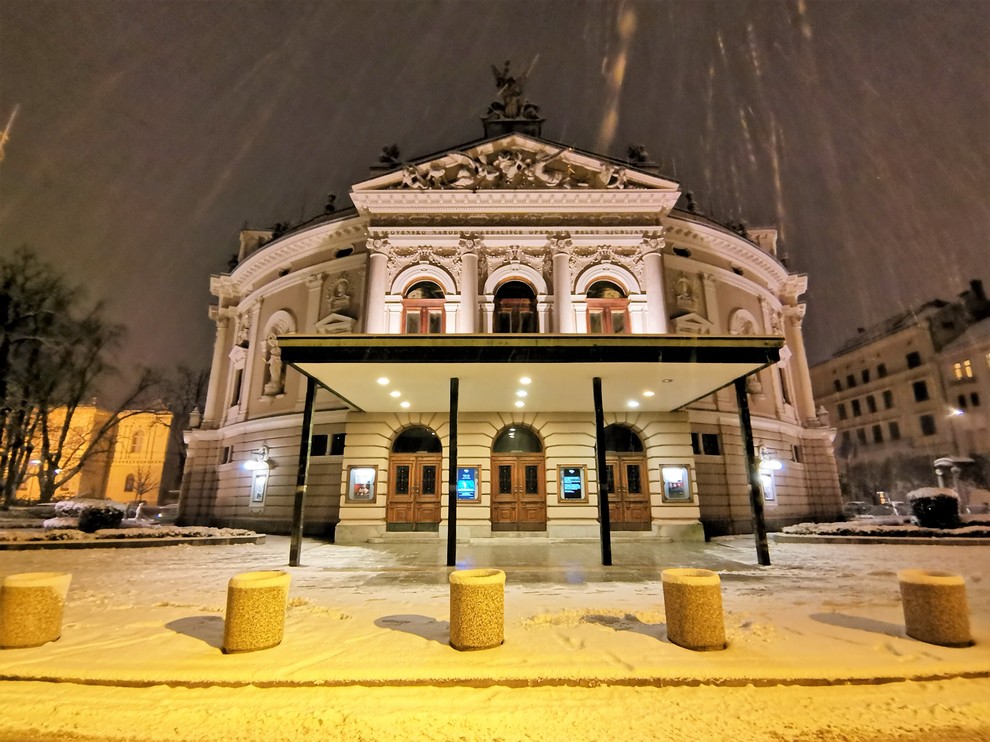 Opera v tem letu bolj ali manj sama poje in pleše v soncu, dežju in zdaj tudi snegu.