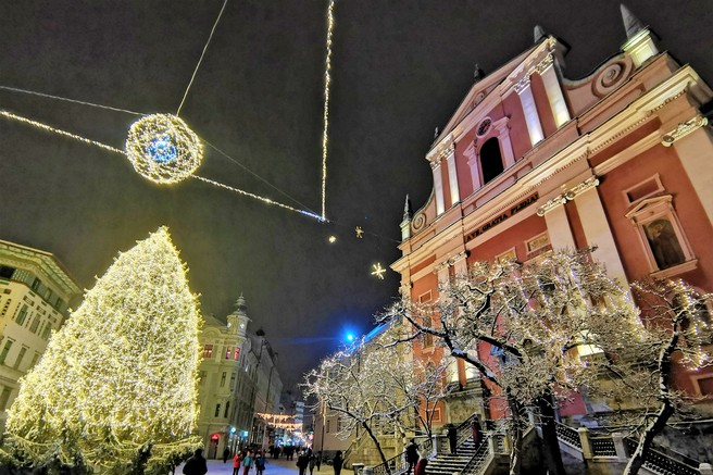 Lepa je bela Ljubljana - sprehod po prazničnem in zasneženem mestu