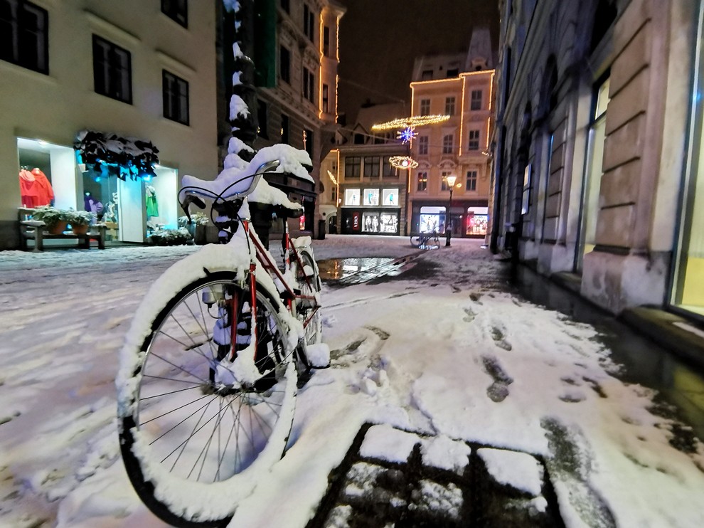 Ljubljančani so zadnja leta postali zagrizeni mestni kolesarji. Tudi v snegu jih ne manjka.