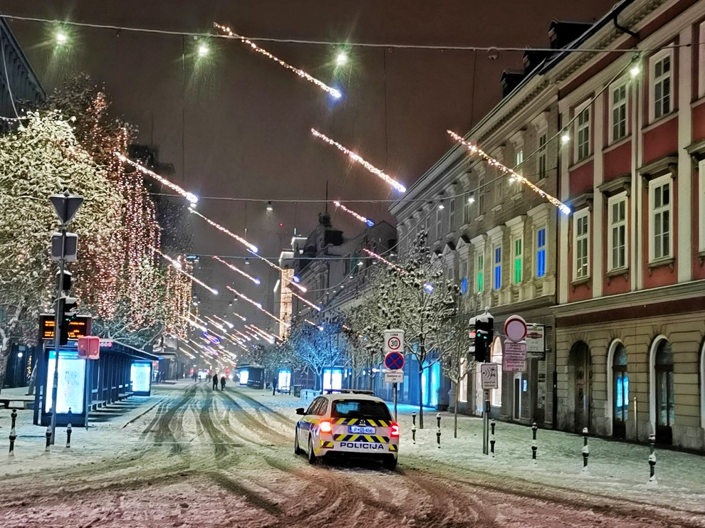 Vsake idile je enkrat konec. Ob 21. uri v centru ni več žive duše, le policijski avtomobili.