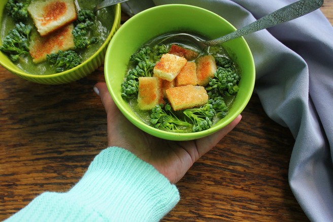 BROKOLI

Poskrbite, da boste svoji hrani dodali brokoli saj vsebuje veliko hranilnih snovi, ki so dobre za črevesje. Vsebuje veliko vlaknin, vitamina C, kalija, vitamina B6 in vitamina A3. Podobna zelenjava, ki jo uvrščamo med odlična živila za imunski sistem, so tudi kalčki, ohrovt in cvetača.