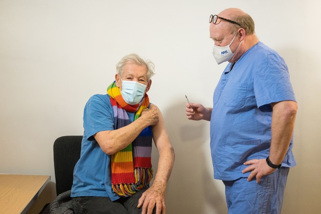 Sir Ian McKellen, zvezdnik trilogije Gospodar prstanov, cepljen proti virusu covid-19