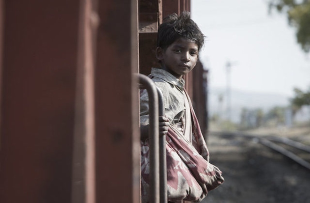 Lev: Dolga pot domov, Garth Davis, 2016 Film spremlja petletnega Sarooja (Sunny Pawar), ki se trudi pomagati starejšemu bratu in …