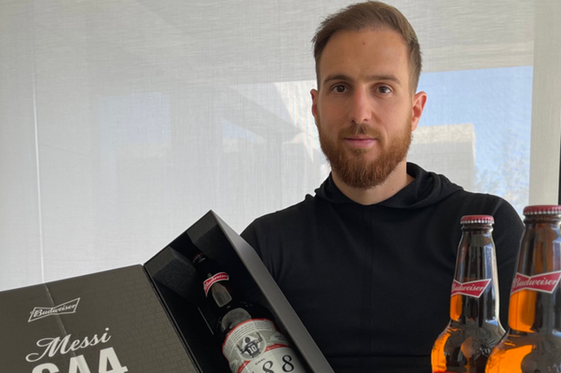 Jan Oblak prejel 10 steklenic piva z Messijevo podobo za vsak Argentinčev gol (foto: Twitter)