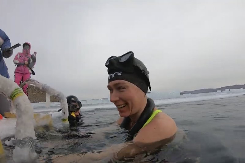 Nov rekord: Rusinja Ekaterina Nekrasova plavala pri minus 22 stopinjah Celzija (Video!) (foto: profimedia)
