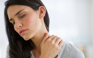 Vas kdaj zateguje in boli v vratu in ramenih (in bolečino včasih spremlja glavobol)? Naredite teh 5 vaj (VIDEO)