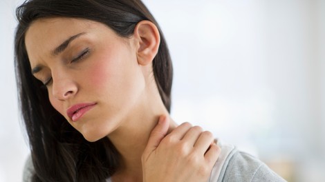 Vas kdaj zateguje in boli v vratu in ramenih (in bolečino včasih spremlja glavobol)? Naredite teh 5 vaj (VIDEO)