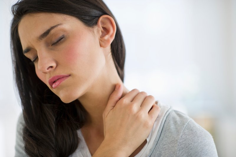 Vas kdaj zateguje in boli v vratu in ramenih (in bolečino včasih spremlja glavobol)? Naredite teh 5 vaj (VIDEO) (foto: Profimedia)
