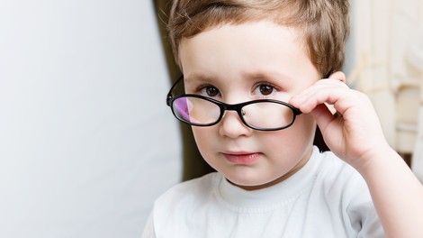 Med posledicami boja proti epidemiji tudi poslabšan vid pri otrocih