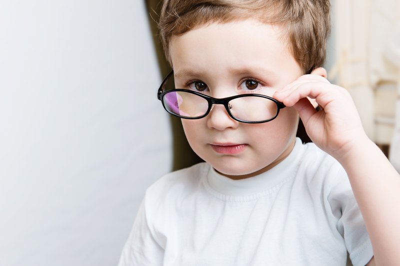 Med posledicami boja proti epidemiji tudi poslabšan vid pri otrocih (foto: profimedia)