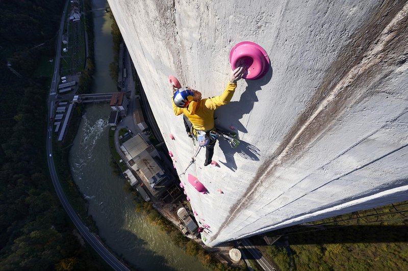 360 metrov v 11 urah ali kako sta Janja in Domen preplezala trboveljski dimnik, najvišji v Evropi (foto: Jakob Schweighofer / Red Bull Content Pool)