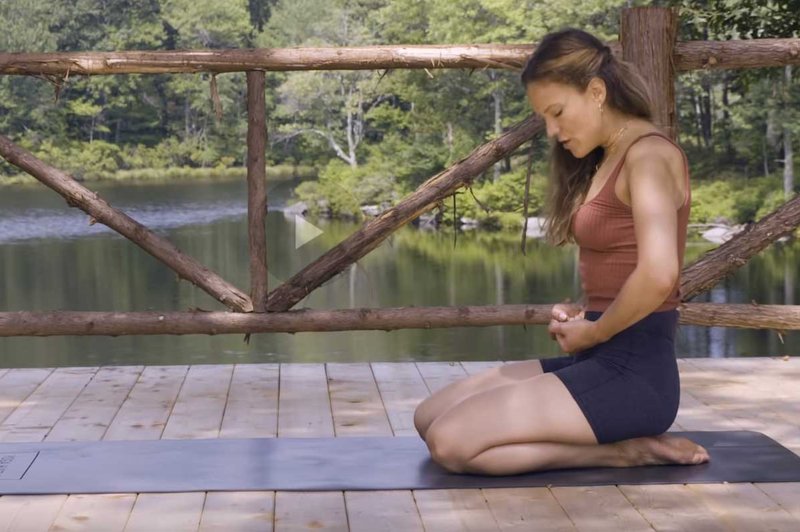 3 položaji, po katerih se boste počutili, kot da ste bili na masaži (VIDEO) (foto: YouTube PrtScr | Well+Good)