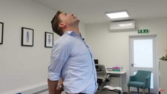 Kako se znebiti grbe na vratu? V pomoč vam bo ta 4-minutni trik (VIDEO)