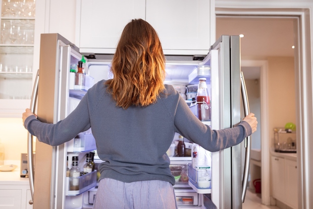 BRSKANJE PO HLADILNIKU Stojite pred hladilnikom in razmišljate, kaj bi jedli. Kaj ne zahteva preveč priprave in vam vseeno tekne? …