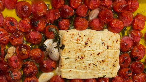Instagram kuharski hit: testenine z omako iz pečenih paradižnikov in feta sira (odlično in enostavno!)