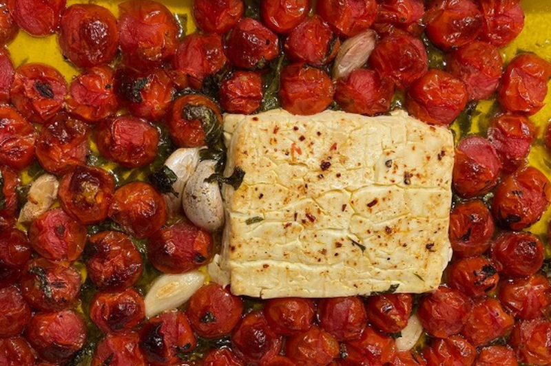 Instagram kuharski hit: testenine z omako iz pečenih paradižnikov in feta sira (odlično in enostavno!) (foto: Instagram)