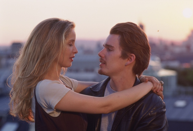 Pred zoro (Before Sunrise, 1995) Film govori o srečanju francoske študentke in mladega ameriškega turista na vlaku Budimpešta –Dunaj. Fant …