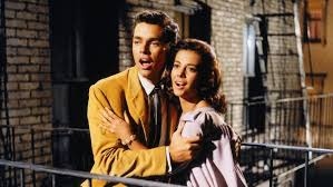 Zgodbe iz zahodne strani - (West Side Story, 1961) Natalie Wood in Richard Beymer v vlogi mladih ljubimcev, ki doživljata …