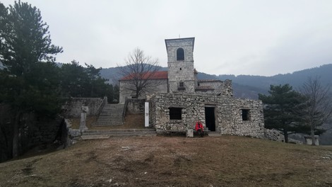 Družinski izlet: Vitovski hrib mimo skritega Vitovskega jezera do cerkve sv. Marije