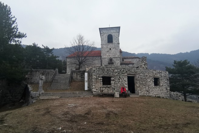 Družinski izlet: Vitovski hrib mimo skritega Vitovskega jezera do cerkve sv. Marije