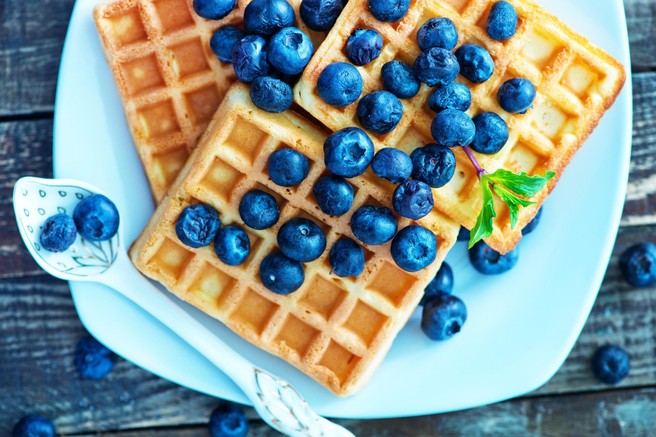 Recept: borovničevi vaflji brez sladkorja za najlepše (podaljšano) jutro