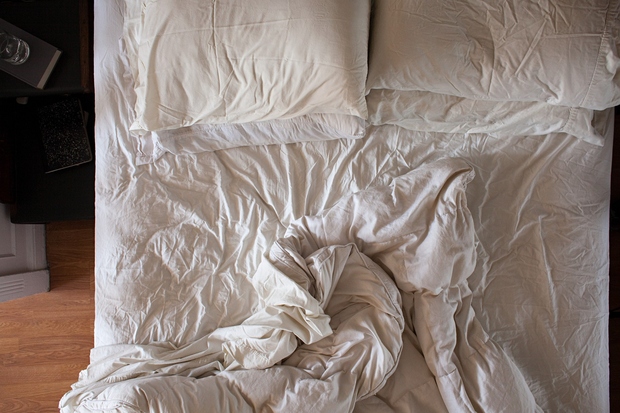 NEČISTA POSTELJNINA Kolikokrat zamenjate posteljnino? Na nekaj tednov, morda enkrat mesečno? Verjetno jo boste zamenjali večkrat, ko vam povemo, da …