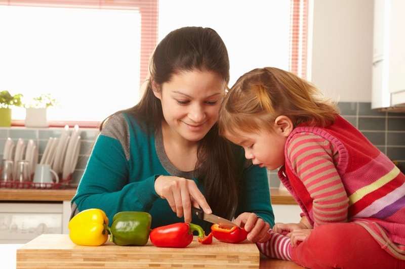 Kako otroka poučiti o uravnoteženi prehrani? (foto: Profimedia)