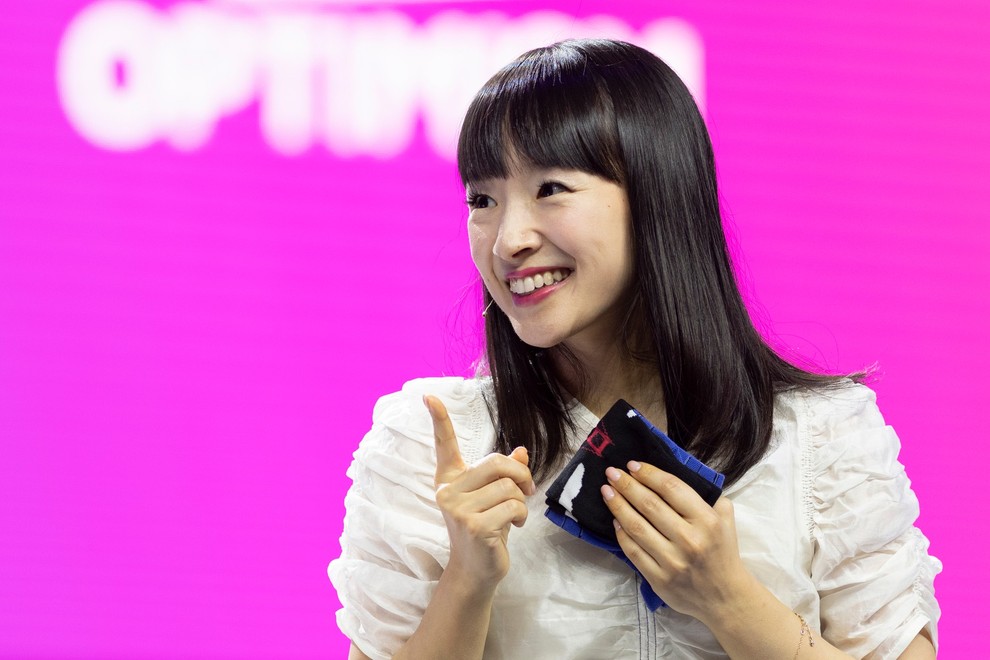 MARIE KONDO Marie Kondo, gurujke pospravljanja, nam verjetno ni treba posebej predstavljati. ● KAKŠNA JE NJENA JUTRANJA RUTINA: Zbudim se …