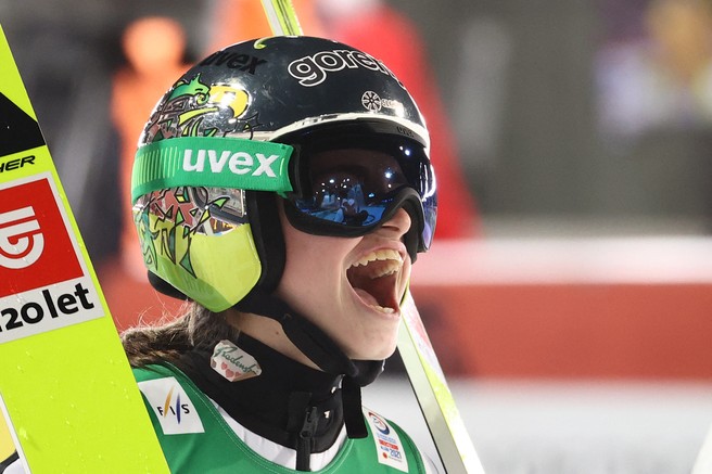 Nika Križnar skočila do nove medalje za Slovenijo! Bronasto odličje tudi za trenerja