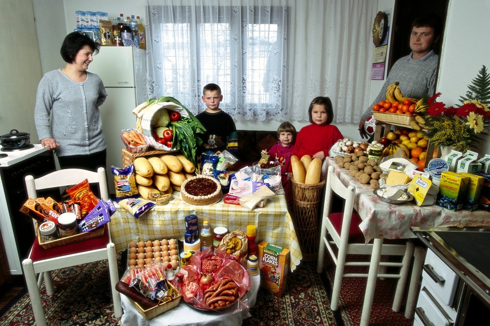 DRUŽINA DUDO Sarajevo, Bosna in Hercegovina Družina za tedenski nakup porabi 140,82 evra.