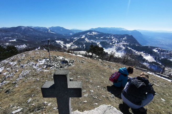 Sinji vrh - čudovit razgled po Vipavski dolini in vse tja do Benetk in Istre