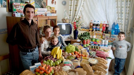 Kaj jedo po svetu: Fotograf v objektiv ujel, kaj si povprečna družina privošči v enem tednu (in koliko jih stane) (FOTO galerija)