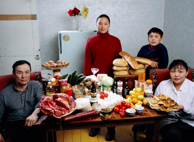 DRUŽINA BATSUURI Ulaanbaatar, Mongolia Družina za tedenski nakup porabi 33,68 evrov. Najljubši družinski recept: ovčji cmoki.
