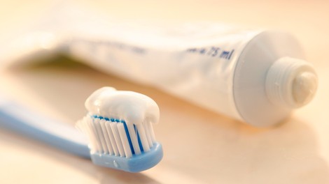 Zobna pasta je bolj učinkovita kot soda bikarbona: te površine očisti kot za šalo