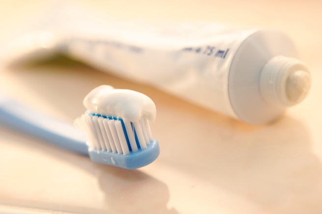 Zobna pasta je bolj učinkovita kot soda bikarbona: te površine očisti kot za šalo