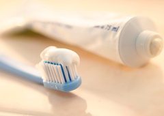 Zobna pasta je bolj učinkovita kot soda bikarbona: te površine očisti kot za šalo