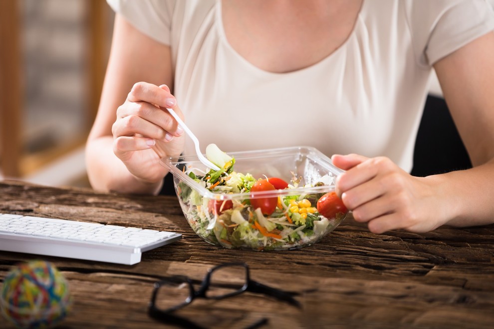 BREZ EKSTREMNIH DIET Možgani za optimalno delovanje potrebujejo vse vrste hranil, tako kot telo, zato se ne odrecite npr. ogljikovim …