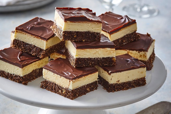 RECEPT: Tu so legendarne – sočne in čokoladne – NANAIMO ploščice (v treh različicah in ne, ne pečejo se)