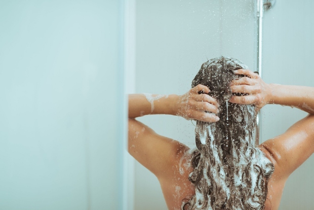 ŠAMPON NA DELNO MOKRE LASE Preden v lase utrete šampon, se prepričajte, da so popolnoma mokri, pravi Judy McGuinness, stilistka …