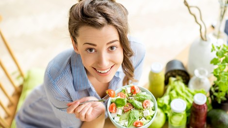 5 vrst živil, ki bi jih morale ženske jesti vsak dan za srečne in zdrave hormone
