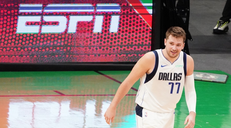 Luka Dončić na igrišču slabo prenaša krivico, doma pa najraje počiva v pasji družbi (foto: profimedia)