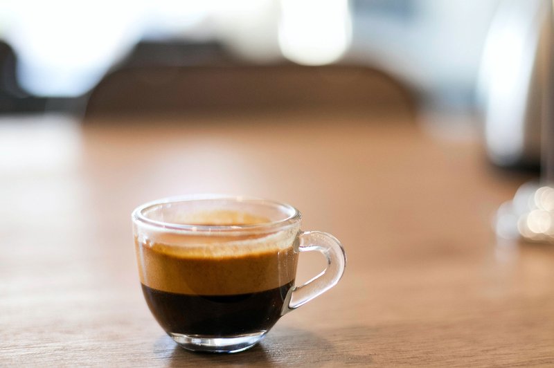 Ali kava in čaj štejeta kot dnevni vnos vode? (foto: Di Bella Coffee | Pexels)