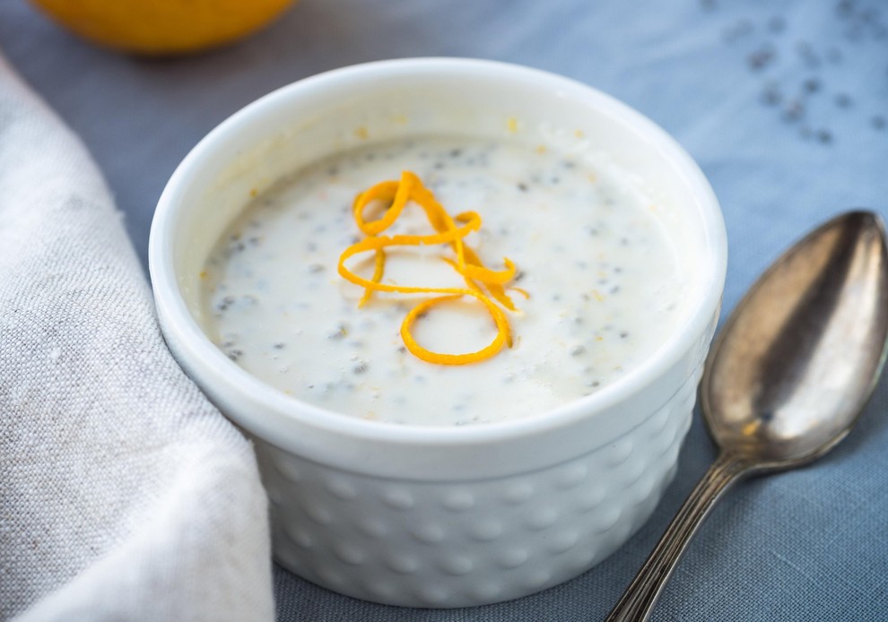 CHIA PUDING Z VANILJO IN POMARANČO SESTAVINE ZA DVE SKODELICI: ● ¼ skodelice chia semen ● 1 skodelica mandljevega mleka …