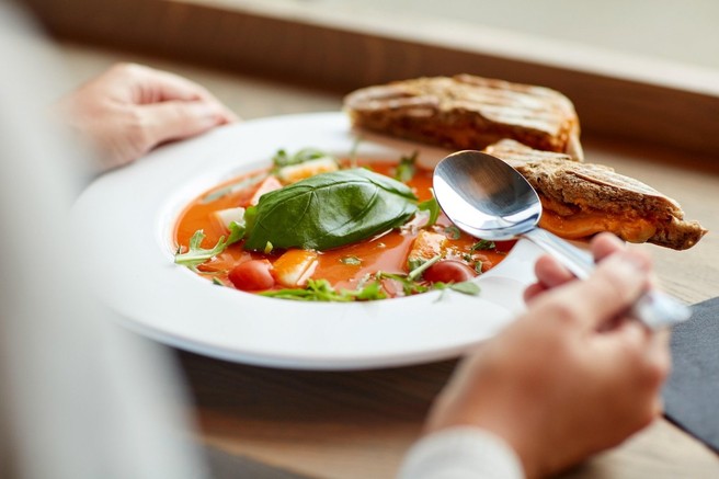 Kaj lahko jeste pred in po cepljenju proti covidu? To svetujejo nutricionisti!