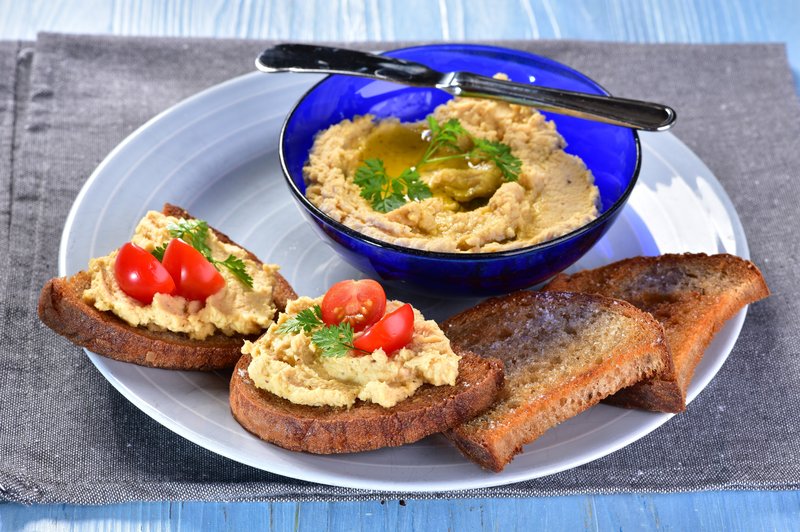 Recept za najboljši domači humus (+ namig, kako čisto preprosto tudi tahini naredite sami!) (foto: Profimedia)
